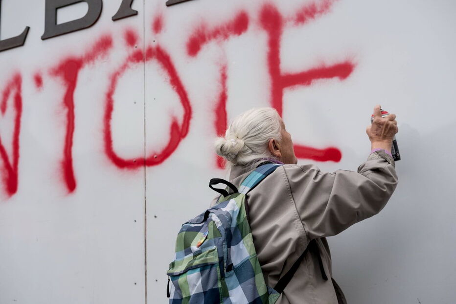 Idosa de 86 anos detida após pintar frase numa parede do Banco Nacional Suíço