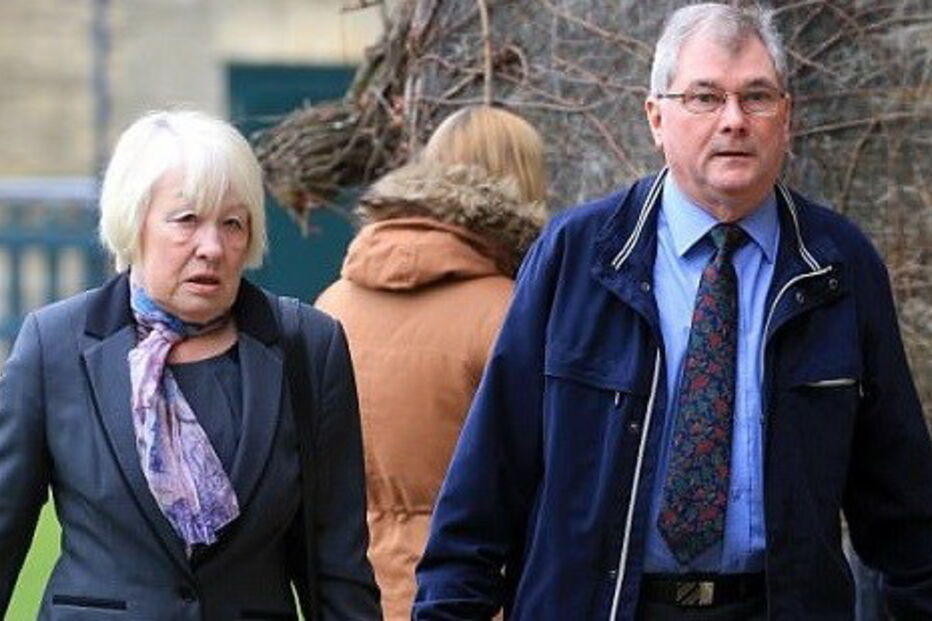 Carol Bowditch [lado esquerdo] tinha relações sexuais com vários cães