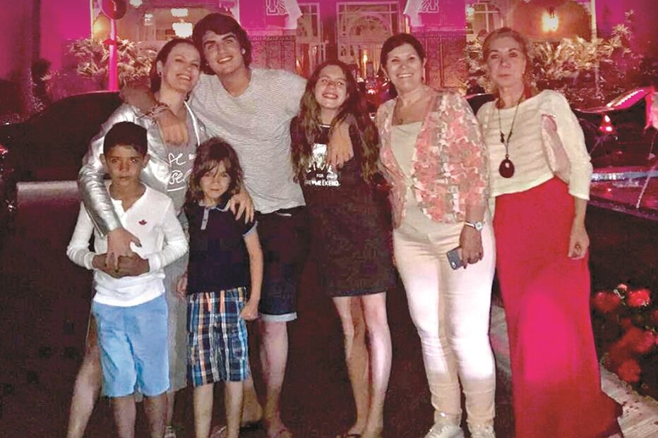 Dolores Aveiro foi de férias com uma amiga, a filha Elma e os netos