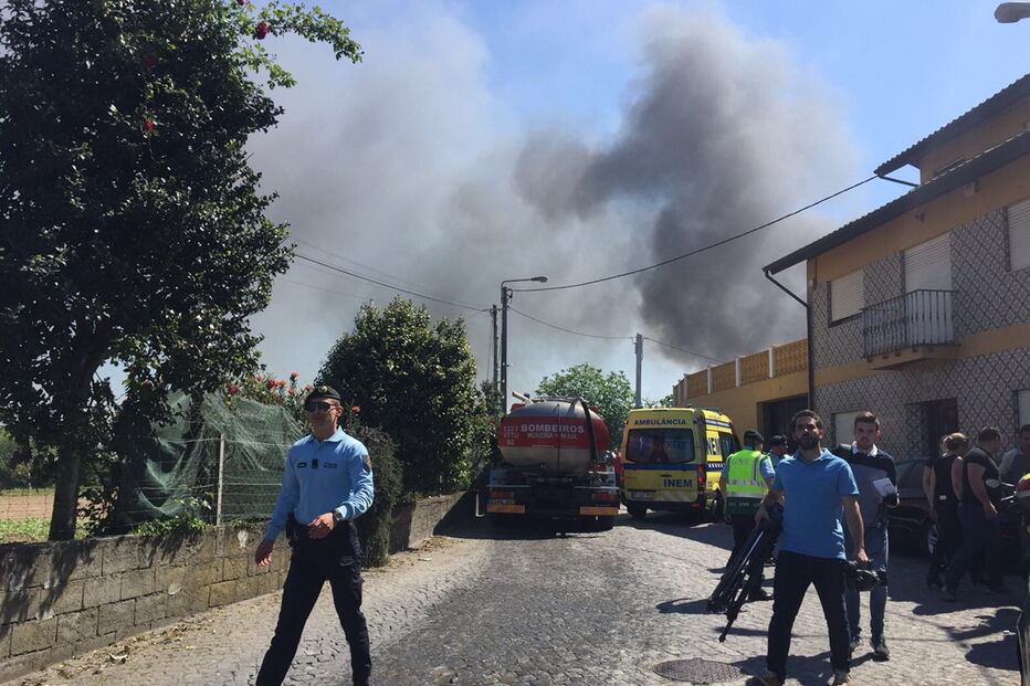  O fogo está a lavrar numa empresa de lavagem de cisternas de camiões