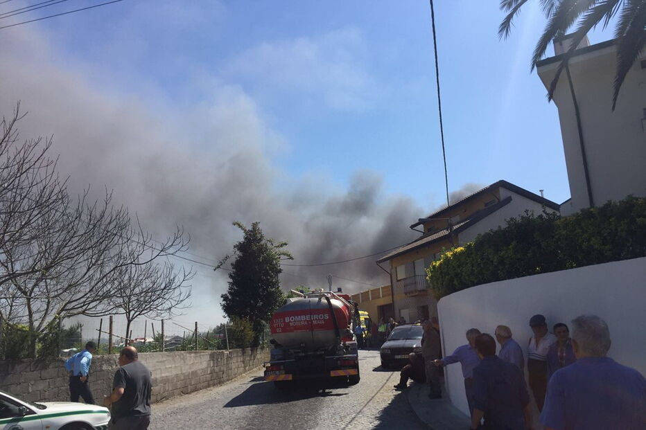  O fogo está a lavrar numa empresa de lavagem de cisternas de camiões
