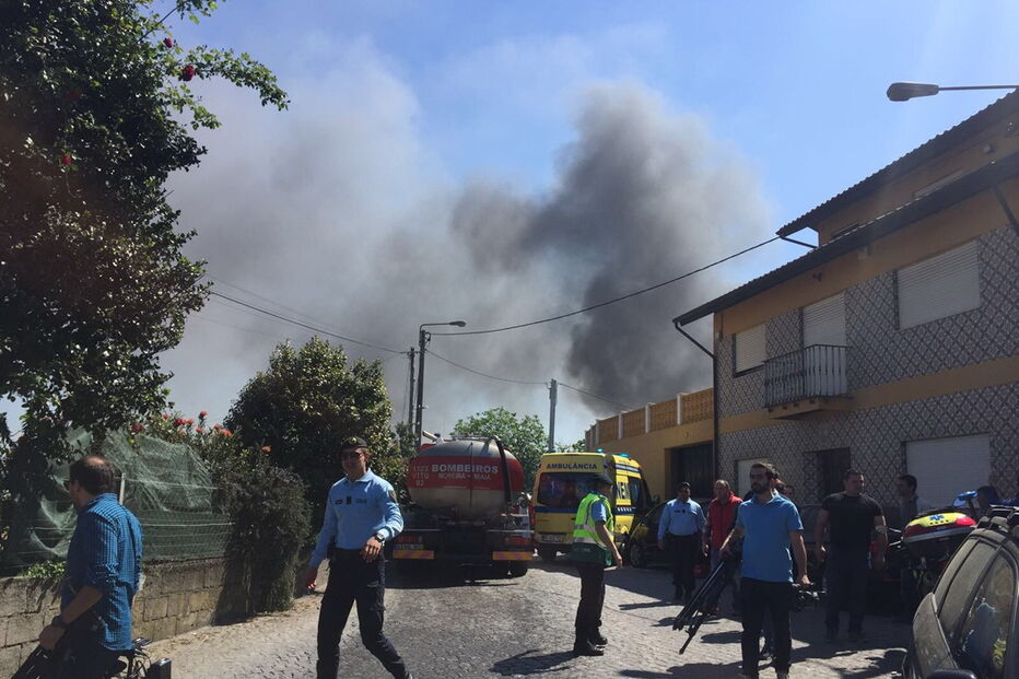  O fogo está a lavrar numa empresa de lavagem de cisternas de camiões