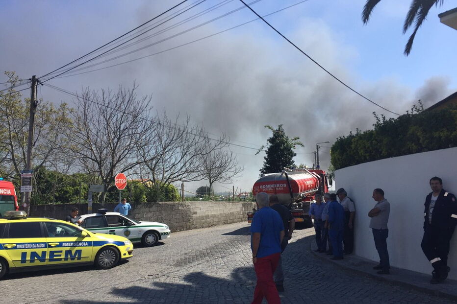  O fogo está a lavrar numa empresa de lavagem de cisternas de camiões