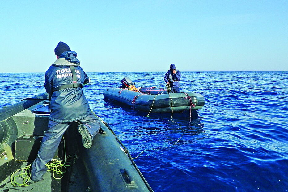 Lancha estava 16 milhas a sul da costa e foi rebocada para o Porto de Lagos, onde foi sujeita a perícias   