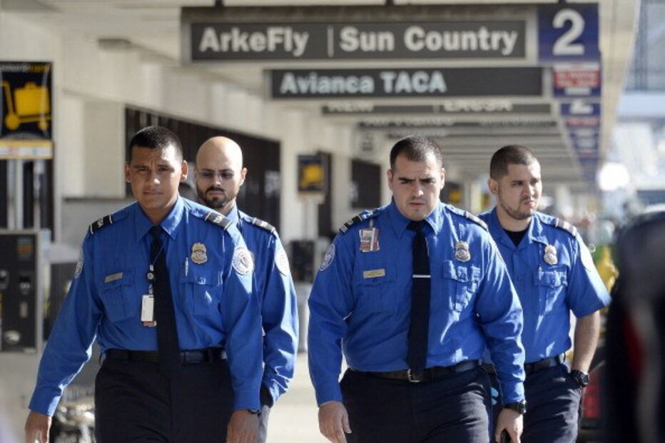 Vídeo de passageiro desembarcado à força coloca em risco polícia nos aeroportos de Chicago