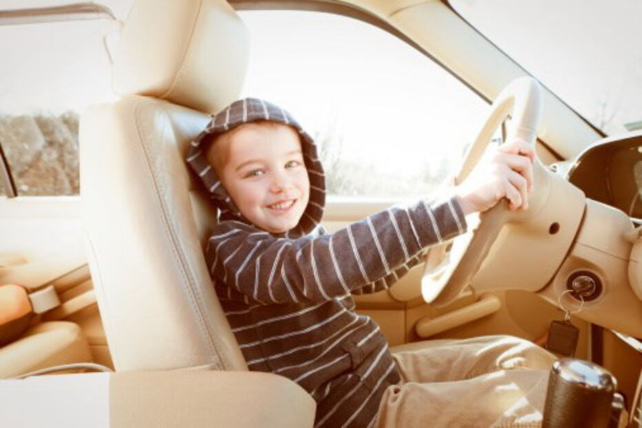 Menino de oito anos roubou carro aos pais e levou a irmã a um restaurante