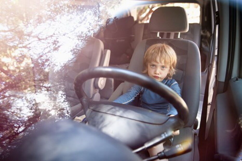 Menino de oito anos roubou carro aos pais e levou a irmã a um restaurante
