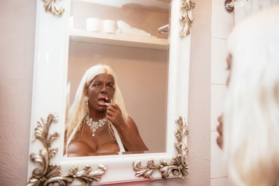 Martina Big é alemã e conta com o apoio do namorado nas cirurgias estéticas que já fez