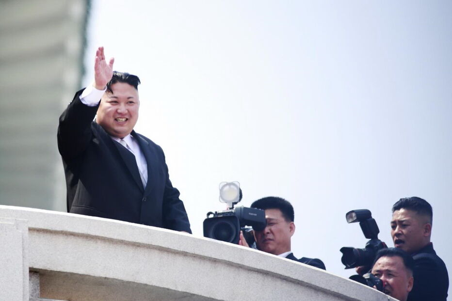 Coreia do Norte exibe poder militar em altura de tensão com os EUA