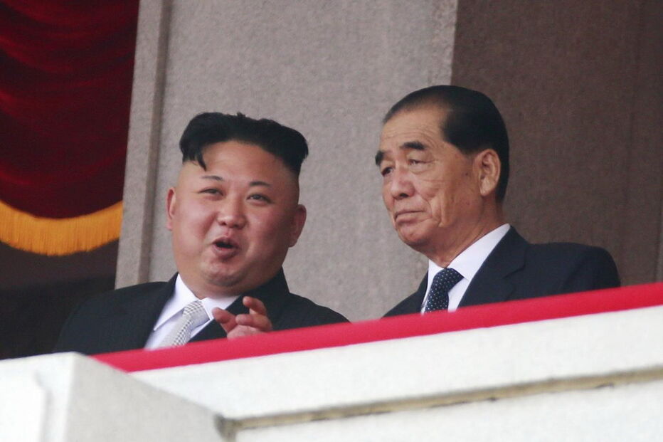 Coreia do Norte exibe poder militar em altura de tensão com os EUA