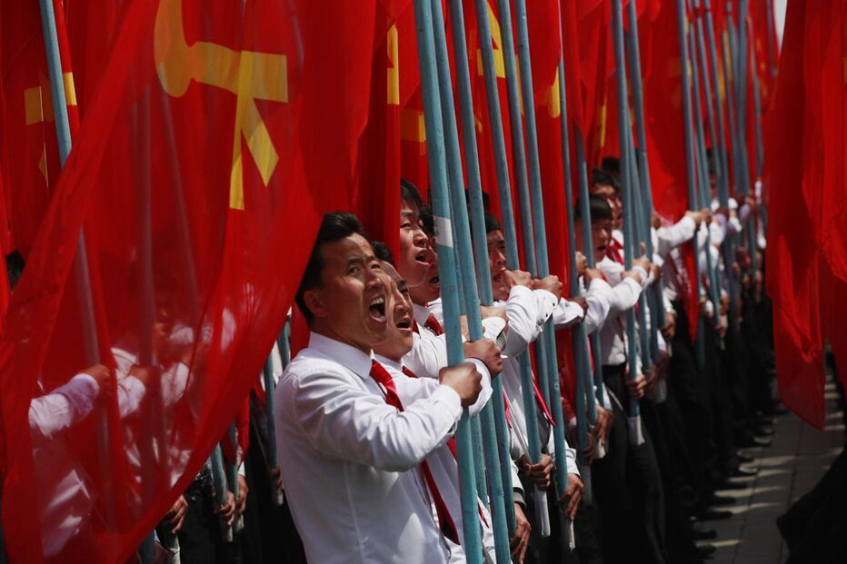 Coreia do Norte exibe poder militar em altura de tensão com os EUA