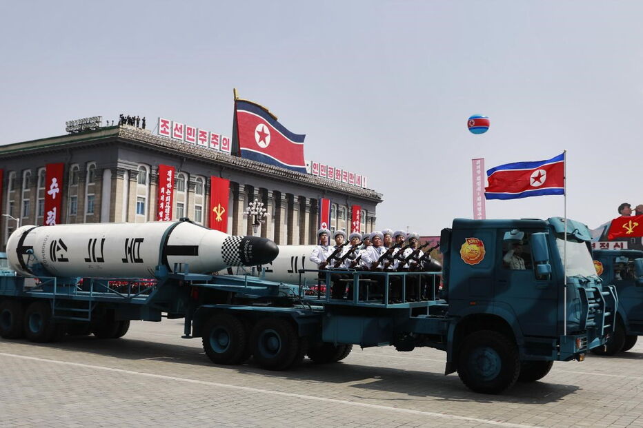 Coreia do Norte exibe poder militar em altura de tensão com os EUA