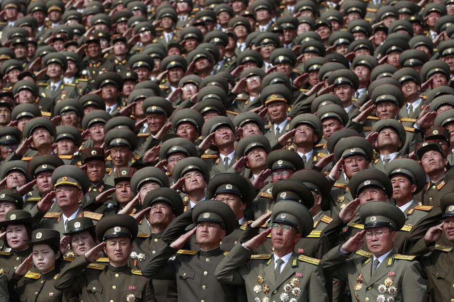 Coreia do Norte exibe poder militar em altura de tensão com os EUA