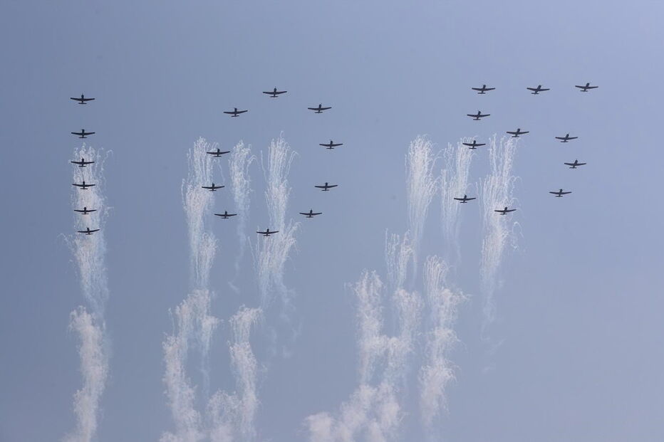 Coreia do Norte exibe poder militar em altura de tensão com os EUA