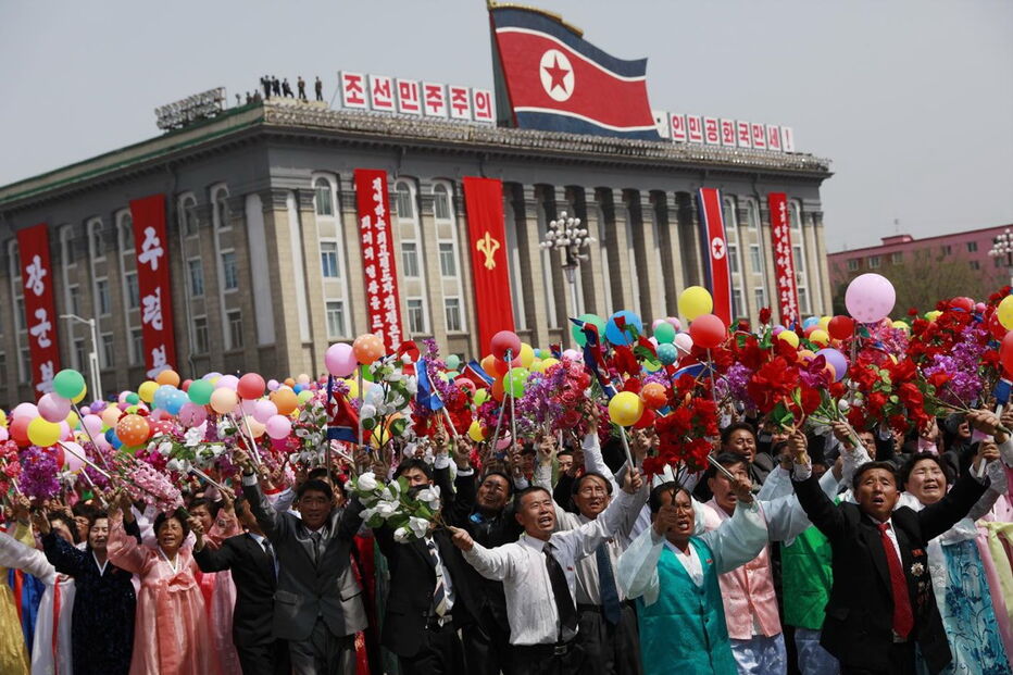 Coreia do Norte exibe poder militar em altura de tensão com os EUA