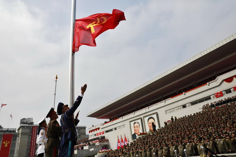 Coreia do Norte exibe poder militar em altura de tensão com os EUA