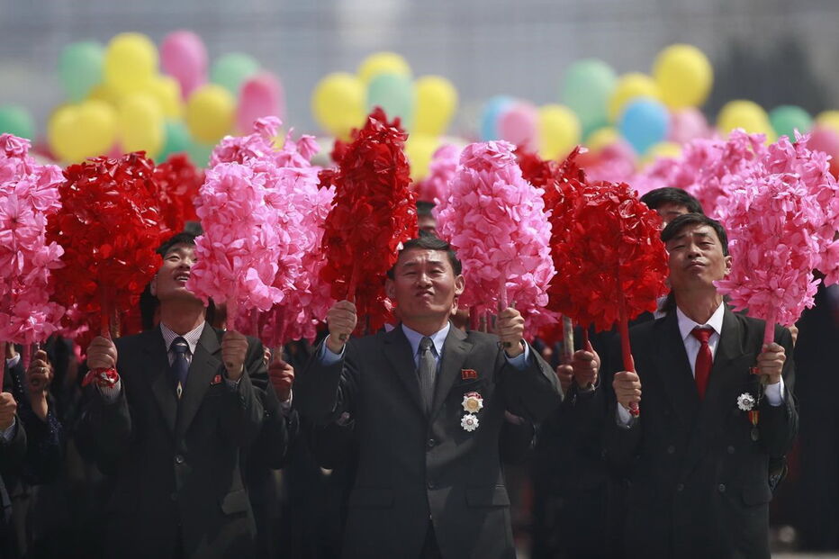 Coreia do Norte exibe poder militar em altura de tensão com os EUA