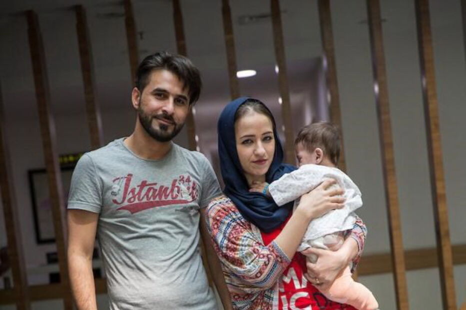 Menino iraquiano que nasceu com oito membros é operado na Índia