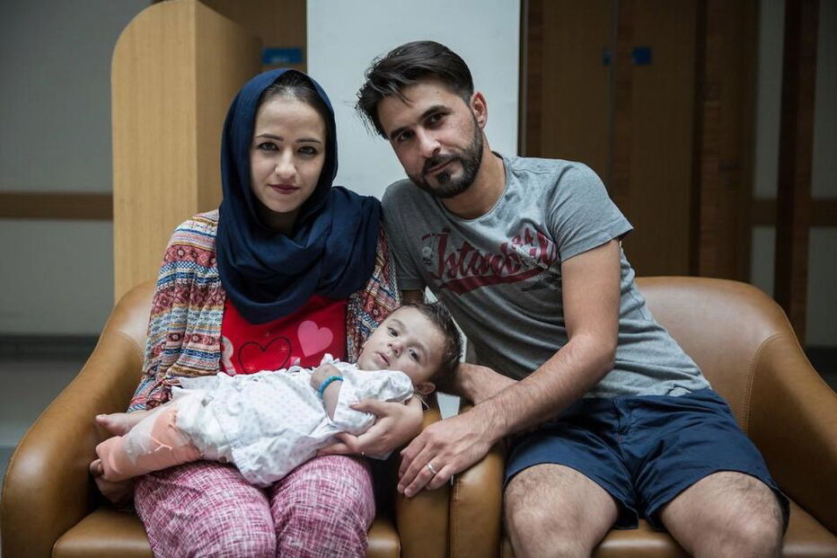 Menino iraquiano que nasceu com oito membros é operado na Índia