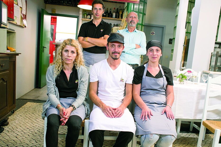 Edmundo posa com os seus empregados e é com a ajuda deles que vai tentar recuperar a clientela