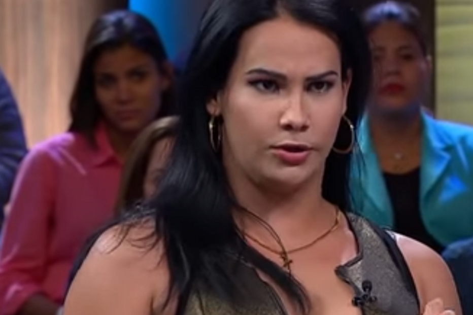 Transexual parte o pénis durante sexo e processa mulher do 