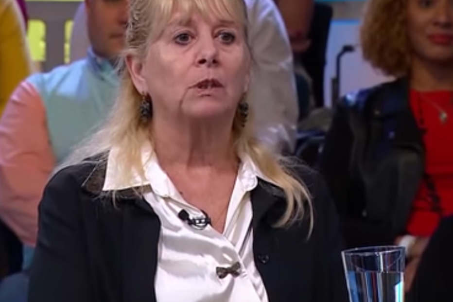 Transexual parte o pénis durante sexo e processa mulher do 