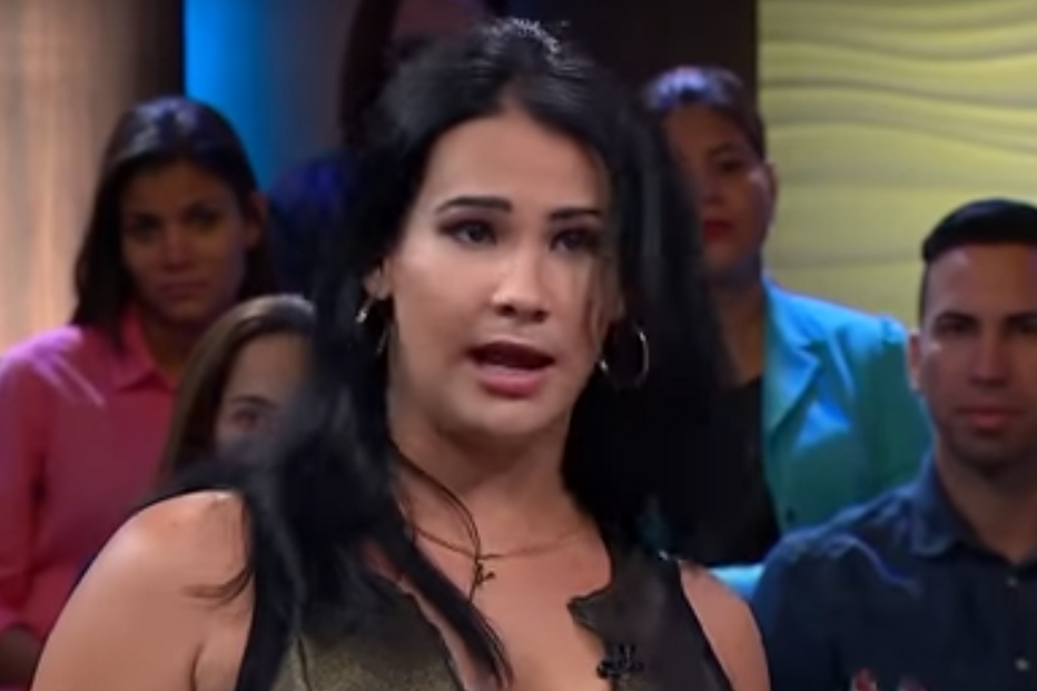 Transexual parte o pénis durante sexo e processa mulher do 