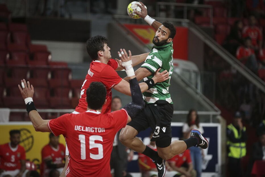 Imagens do jogo de andebol entre Benfica e Sporting