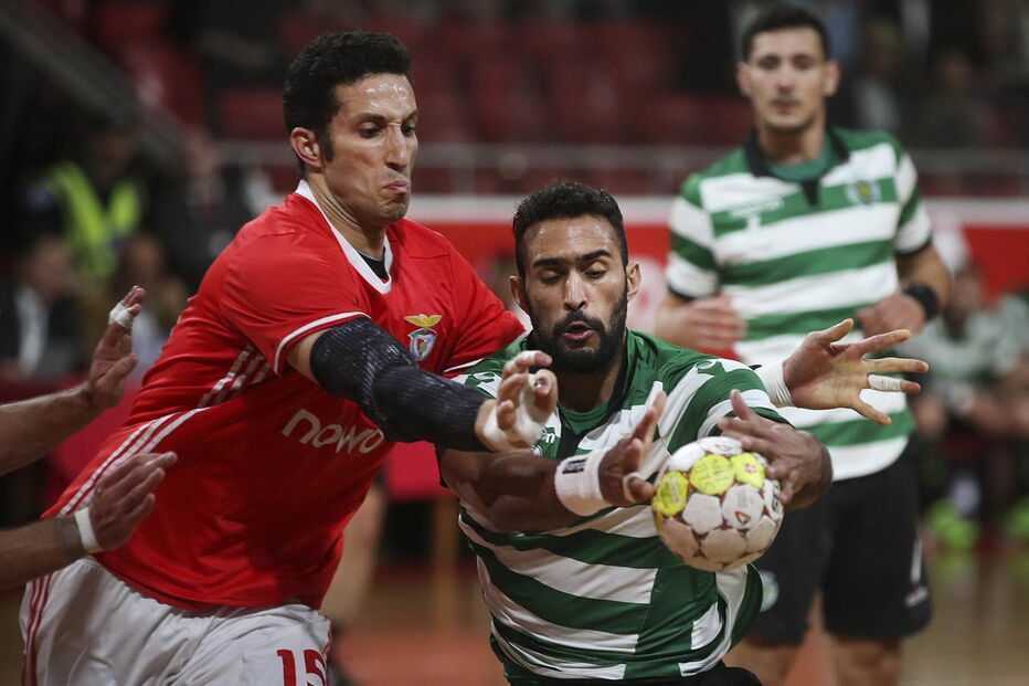 Imagens do jogo de andebol entre Benfica e Sporting