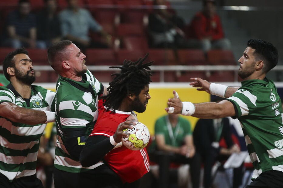 Imagens do jogo de andebol entre Benfica e Sporting