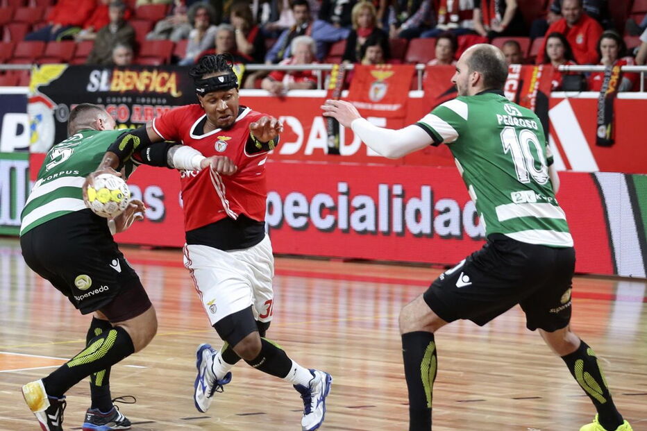 Imagens do jogo de andebol entre Benfica e Sporting