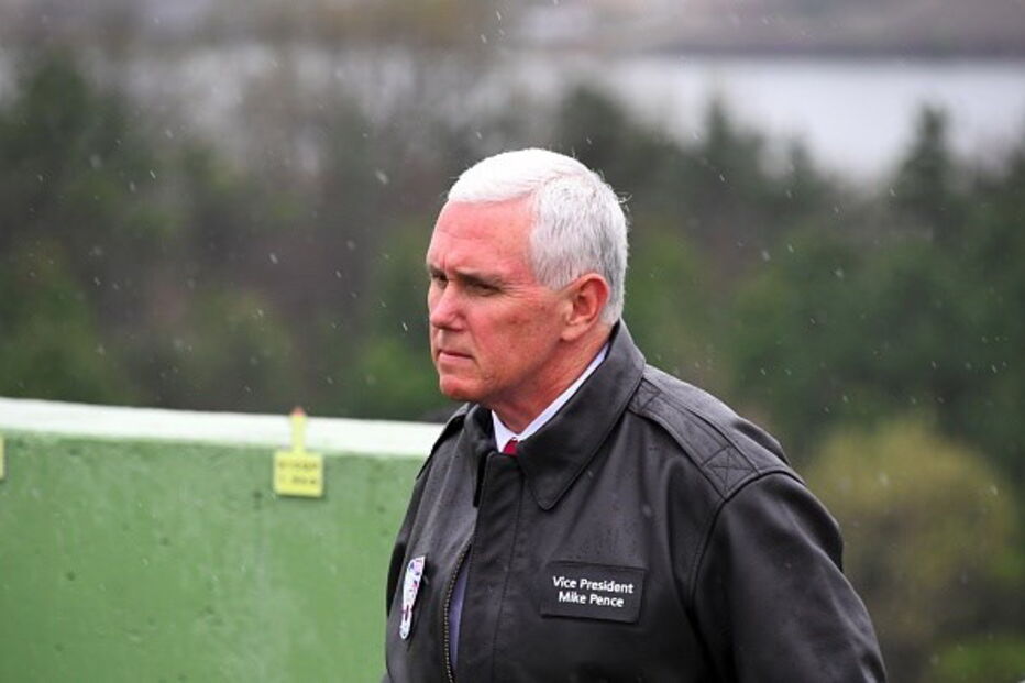 Mike Pence na Zona Desmilitarizada (DMZ), entre a Coreia do Norte e a Coreia do Sul