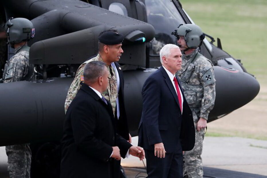 Mike Pence na Zona Desmilitarizada (DMZ), entre a Coreia do Norte e a Coreia do Sul