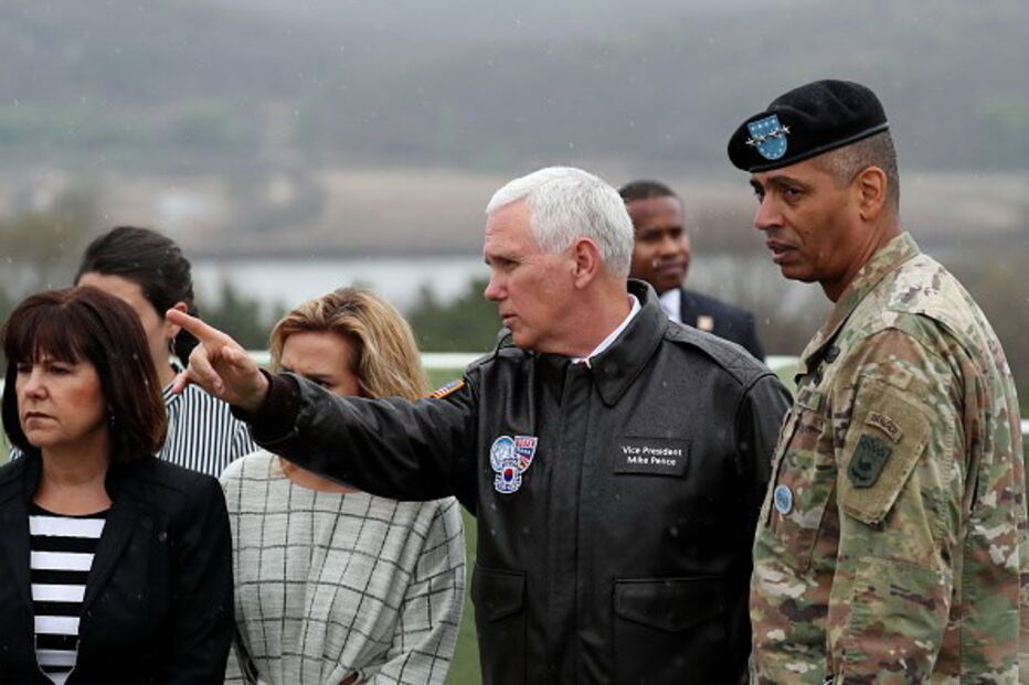 Mike Pence na Zona Desmilitarizada (DMZ), entre a Coreia do Norte e a Coreia do Sul
