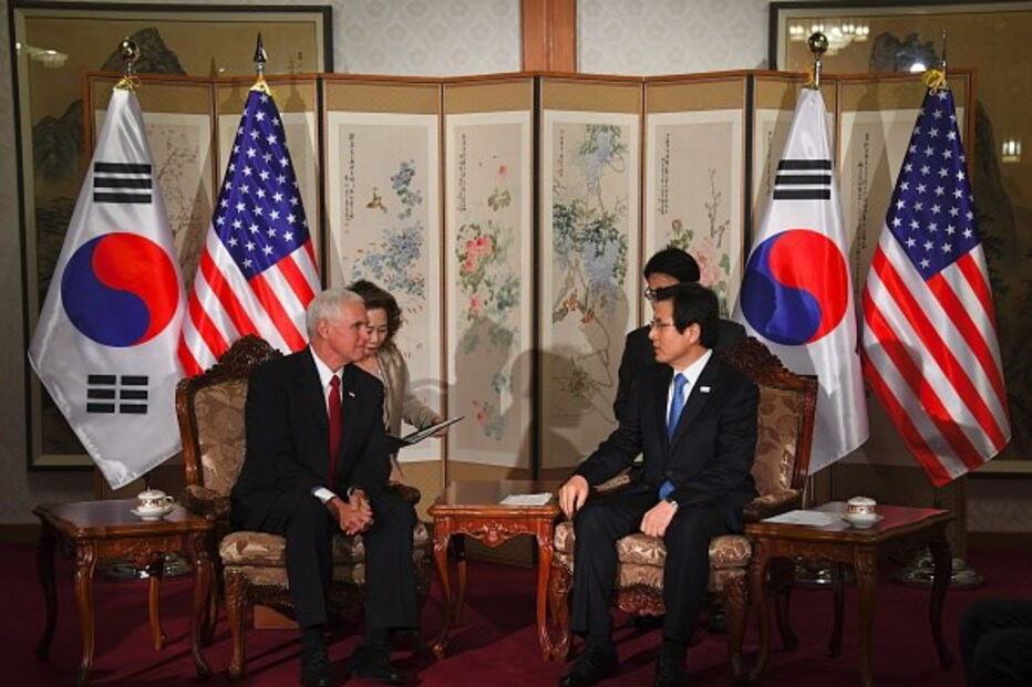 Mike Pence na Zona Desmilitarizada (DMZ), entre a Coreia do Norte e a Coreia do Sul