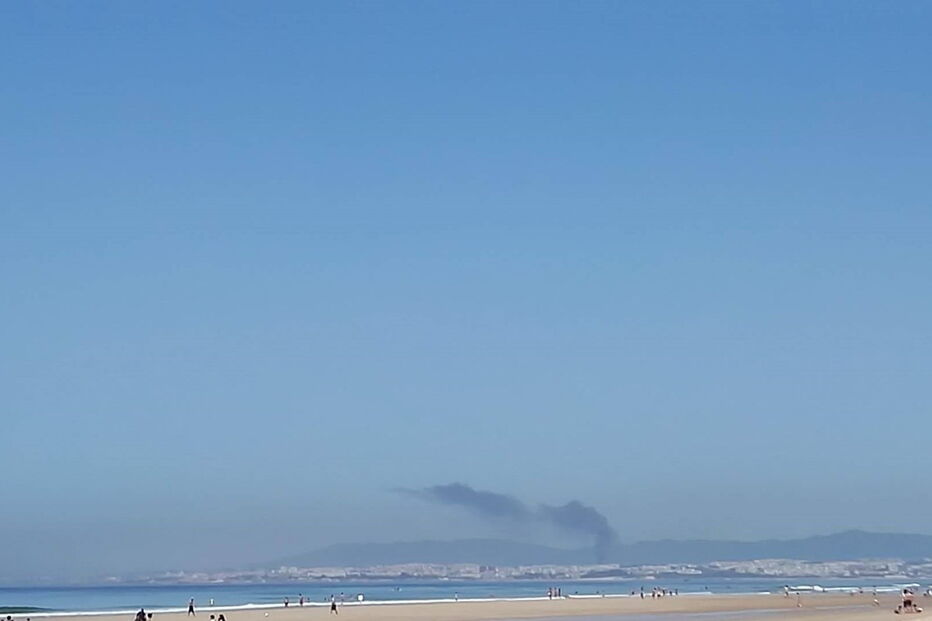Imagens da coluna de fumo resultante do acidente, vista da Costa da Caparica