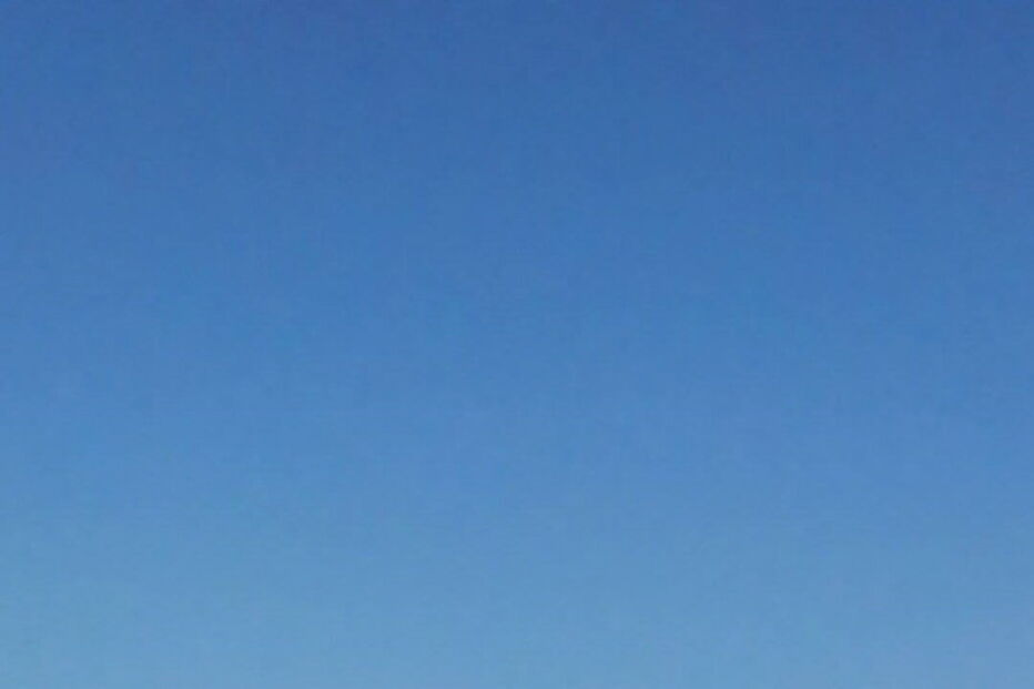 Imagens da coluna de fumo resultante do acidente, vista da Costa da Caparica