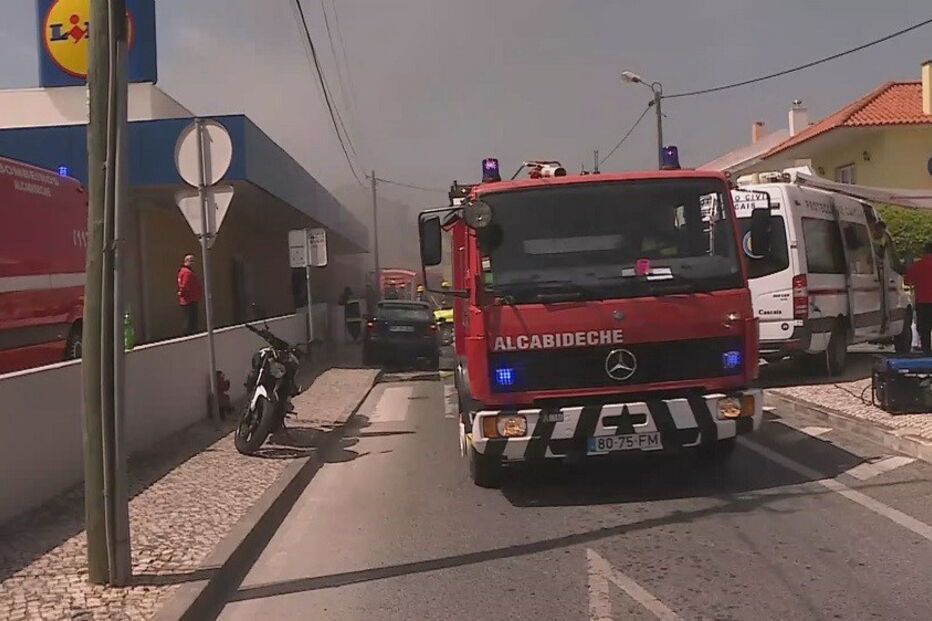 Aeronave caiu junto a supermercado