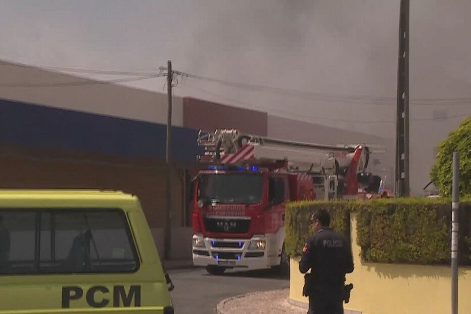 Aeronave caiu junto a supermercado