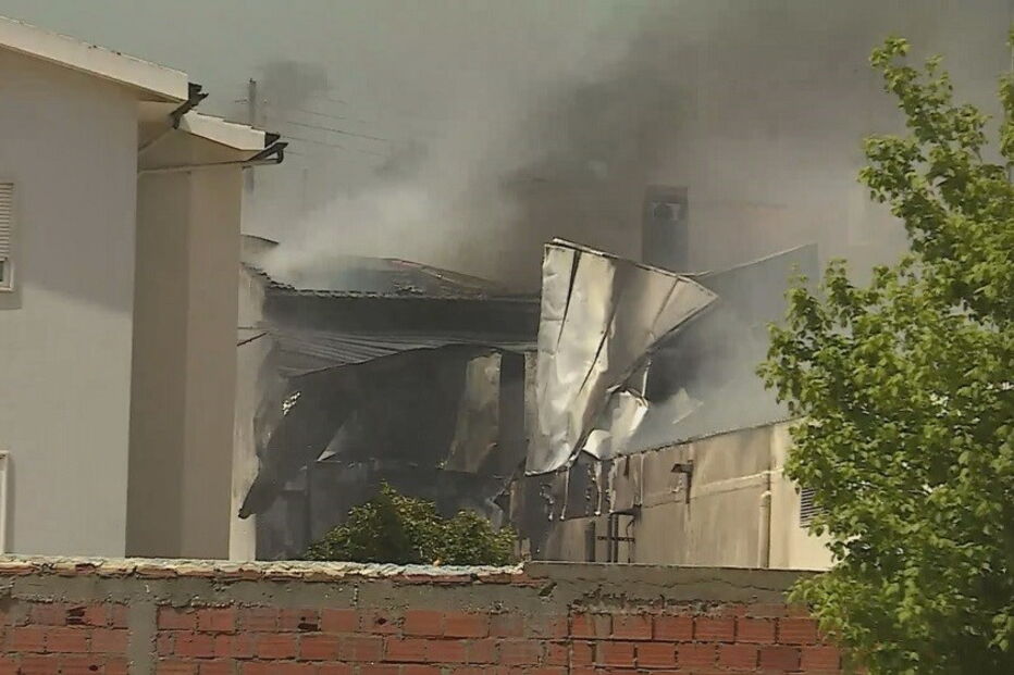 Aeronave caiu junto a supermercado