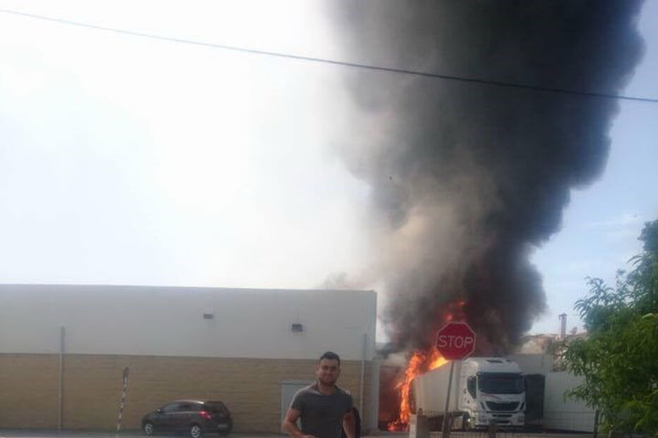 Aeronave caiu junto a supermercado