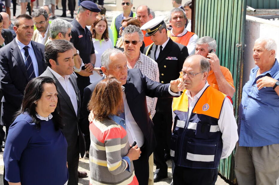 Marcelo Rebelo de Sousa no local do acidente com avião em Tires