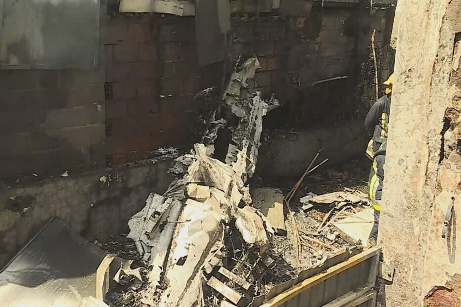 Aeronave ficou completamente destruída na queda, seguida de incêndio