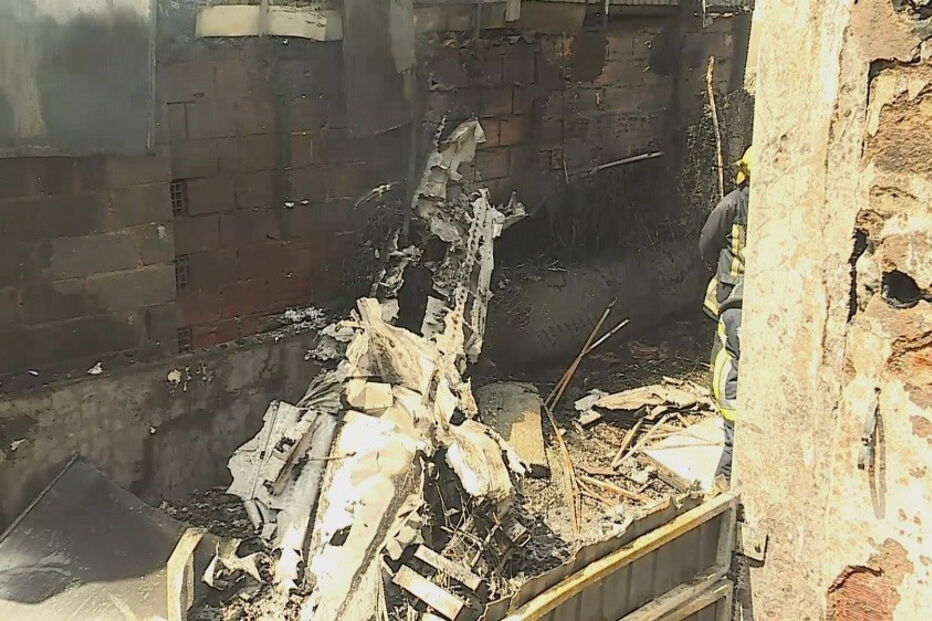 Aeronave ficou completamente destruída na queda, seguida de incêndio