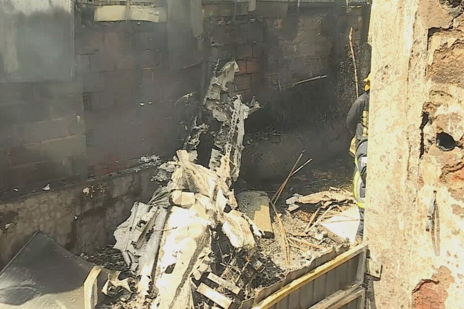 Aeronave ficou completamente destruída na queda, seguida de incêndio