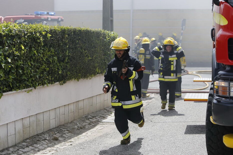 Avião despenha em Tires matando cinco pessoas