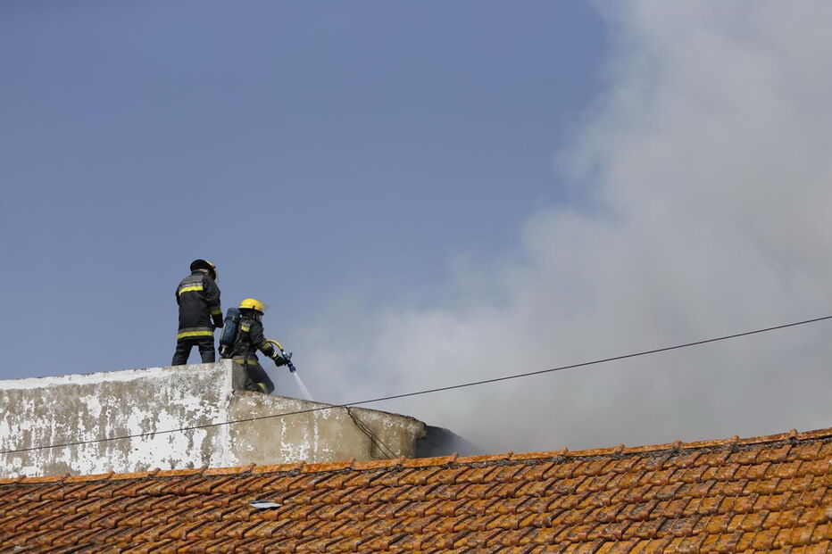 Avião despenha em Tires matando cinco pessoas