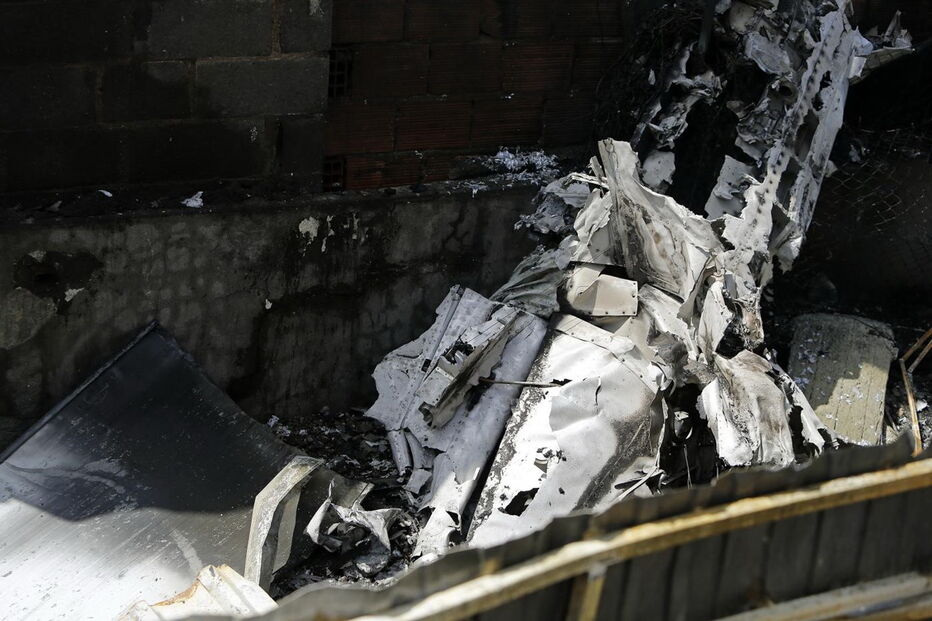 Avião despenha em Tires matando cinco pessoas