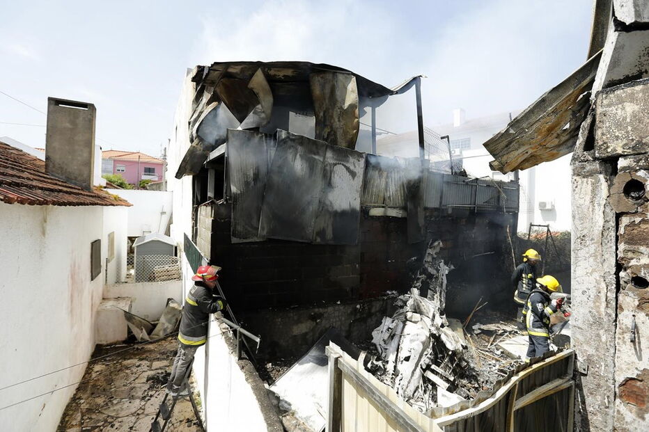 Avião despenha-se, Tires, cascais, acidente, queda,  cinco mortos