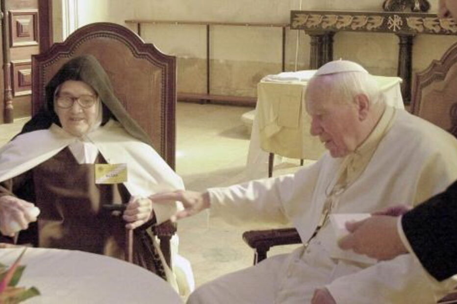 2017-04-17_19_09.42 João Paulo II Fátima 2000 arturo mari lúcia.jpg